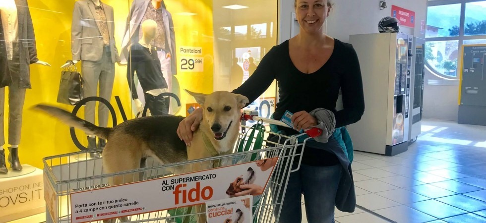 La fotografa Roberta Pisoni e la sua cagnolona Ponyo che hanno testato'' il carrello Al Supermercato con Fido''
